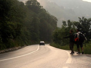 Görmüyor ama otostopla Türkiye'yi geziyor!
