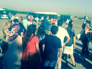 Uçak 12 saat rötar yapınca ortalık karıştı!