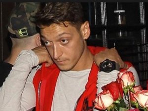 Yıldız futbolcu çapkınlıkta!