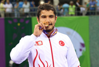 Güreşte altın madalya geldi!