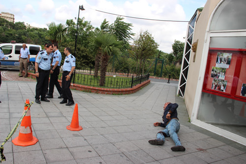 Şişli Evlendirme Dairesi’nin otopark görevlisi, silahlı bir kişi tarafından darp edilerek bacaklarından vuruldu.