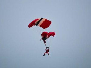 Paraşüt gösterisinde korkutan anlar