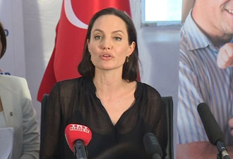 Jolie mülteci kampında neler söyledi?