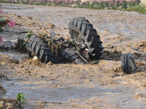 Sele kapılan sürücü son anda kurtarıldı