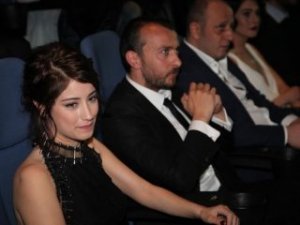 Ali Atay ile Hazal Kaya, ilk kez sevgili pozu verdi