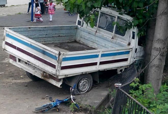 Trabzon'da kamyonet çocuk parkına daldı!