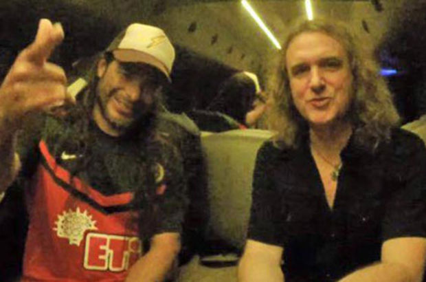 Metallica'nın bas gitaristi Robert Trujillo, Es Es forması giydi