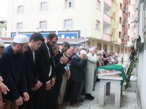 Eski yönetici Hacısalihoğlu'nun eşi toprağa verildi