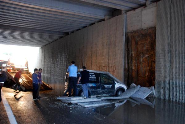 Kastamonu'da kamyonet alt geçit duvarına çarptı