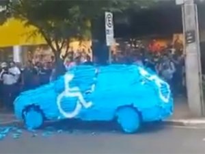 Sen misin engelli noktasına park eden !