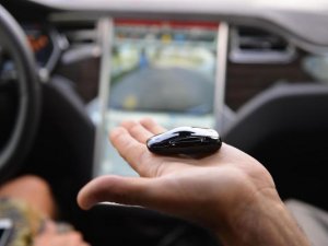 Elektrikle çalışan çevreci Tesla otomobili İzmir sokaklarında