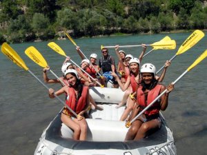 Güzeller çamur banyosu yaptı