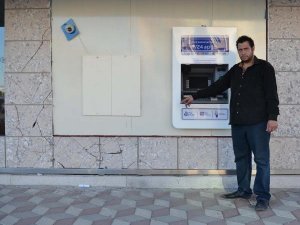 Kontak anahtarıyla oynarken çalıştırdığı otomobil, hareket edip bankamatikte işlem yapan albaya çarptı