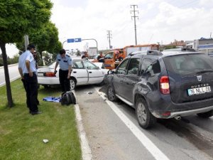 Afyon'da Otomobil ters yöne girdi, 1'i Çinli 4 kişi yaralandı