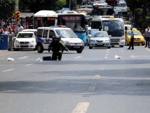 Beşiktaş'ta şüpheli çanta kontrollü patlatıldı