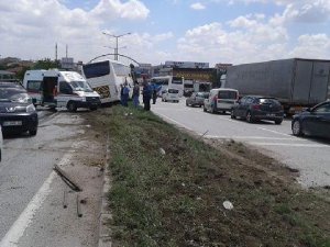 Servis aracı aydınlatma direklerine çarptı, şoförün ayağı koptu