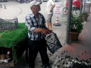 Başkana kirazlı protestoya 700 lira ceza