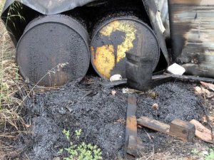 Sakarya Nehri kenarına bırakılan variller korkuttu