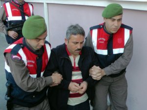 Bu adamda ! her türlü pislik var