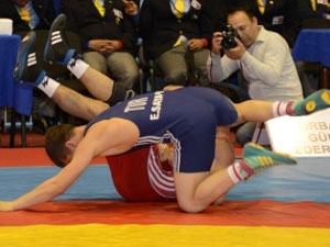 Güreşte altın madalya geldi!