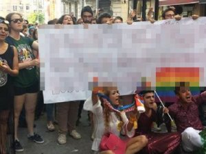 LGBT yürüyüşünde skandal pankart!