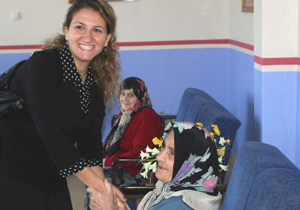 Ak Parti'den huzurevi ziyareti