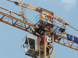 Maaşlarını alamayan işçiler vince çıktı