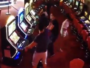 Kumarhane görevlisi başından vuruldu!