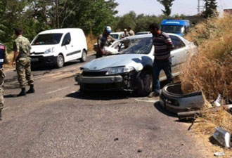 Yolcu minibüsü ile otomobil çarpıştı