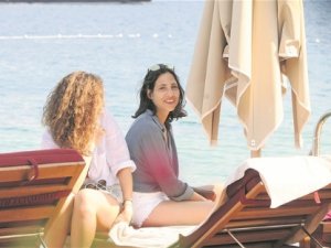 Başı Dertte Olan Zehra Bikini Giymedi