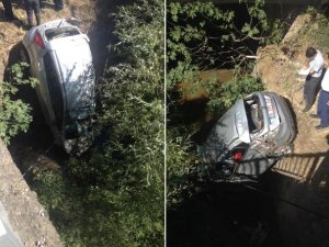 Otomobil dereye uçtu: 2 ölü