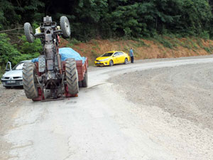 Traktör şaha kalktı sürücünün kulağı koptu