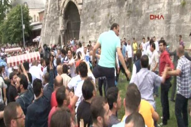 Sultanahmet'te Çinli zannettikleri Koreli gruba saldırdılar