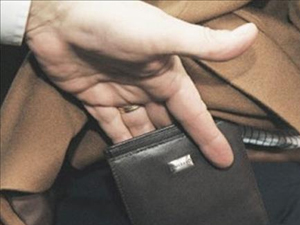 Köprübaşında cüzdanını çaldırdı içinde servet vardı