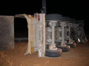 Hafriyat kamyonu devrildi !