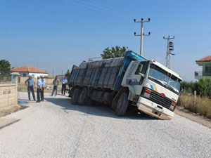 Su tankeri çöken yola gömüldü