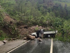 Trabzon'da heyelan: Yol ulaşıma kapandı!
