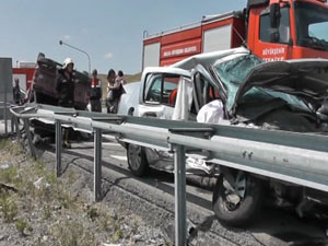 Otomobille pikap çarpıştı: 2 ölü