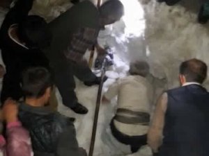 Üzerine kar kütlesi düşen genç öldü