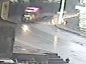 Tır apartmana daldı!