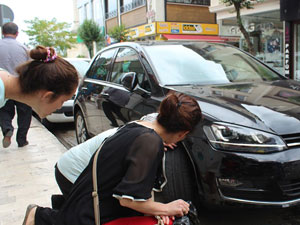 Otomobilde şıkışan kedi sanayide çıkarıldı!