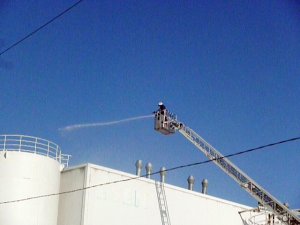 Ham madde fabrikasında korkutan yangın