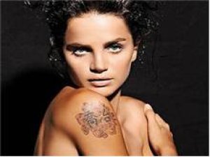 Tuğçe Kazaz öldürdüğü domuzu paylaştı!