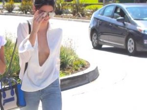 Dekolte işini abarttı! Sütyensiz sokağa çıktı!