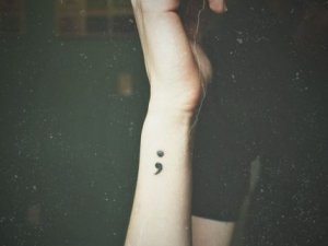 Noktalı virgül dövmesi ne anlama geliyor