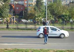 Yayalar ölüme meydan okuyor