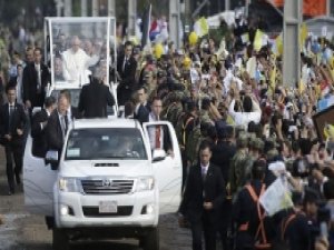 Sütyen giymeyen model Papa'yla görüşemedi