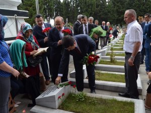 Trabzon'da ilk bayramlaşma şehitlikte