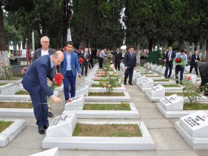 Soylu mezarlara çiçek bıraktı