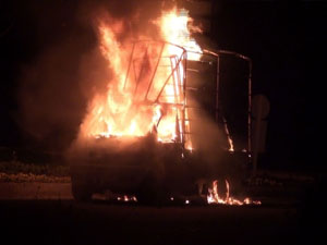 PKK yol kesti TIR yaktı